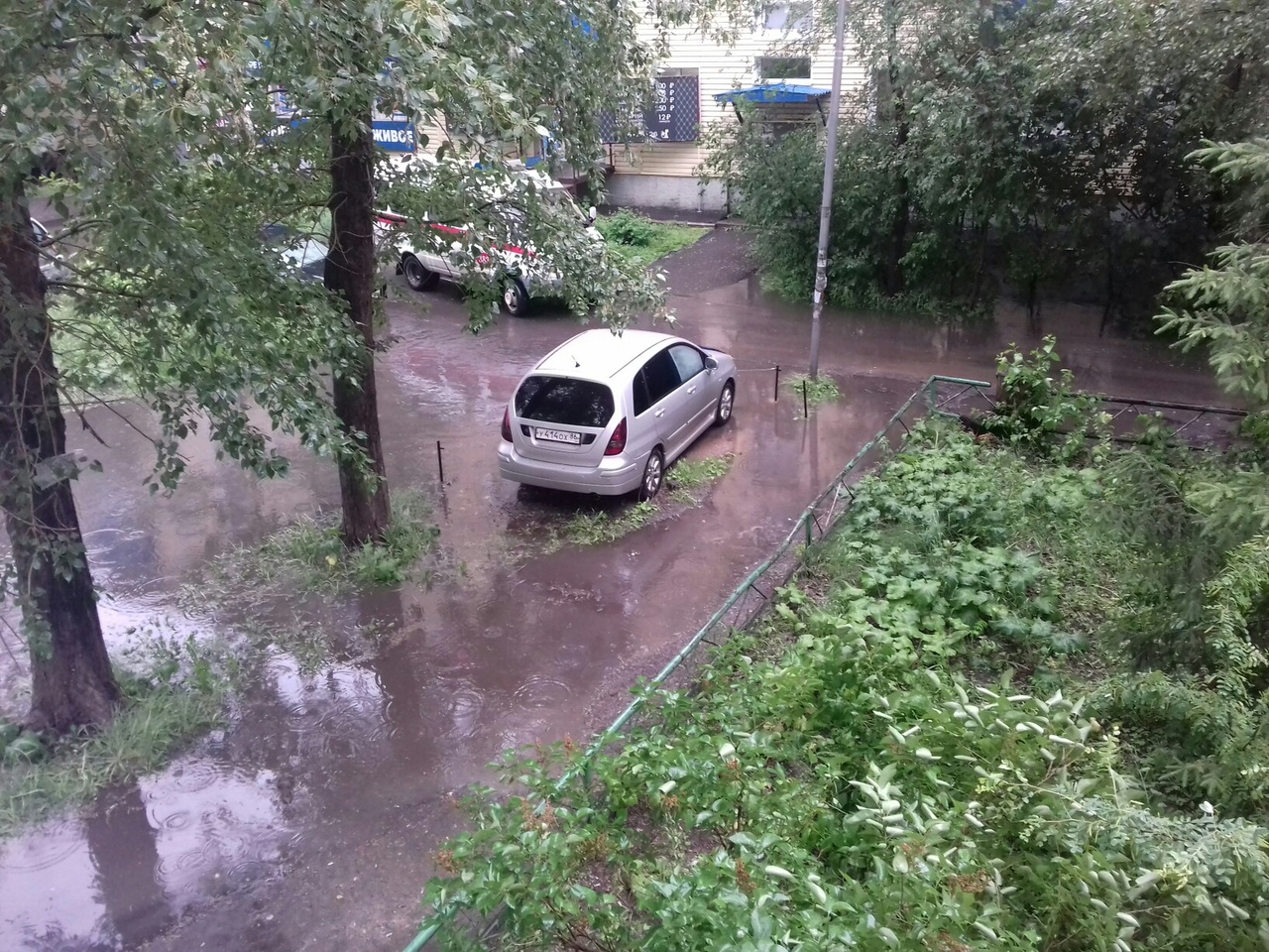 Город омск затопило. Омск потоп. Сильные дожди Омск. Ливень в Омске. Омск после дождя.