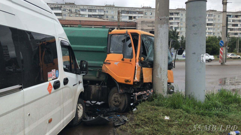 Столкновение маршруток в Омске