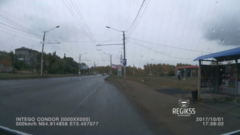 В Омске неизвестный пешеход с палкой напал на водителя маршрутки