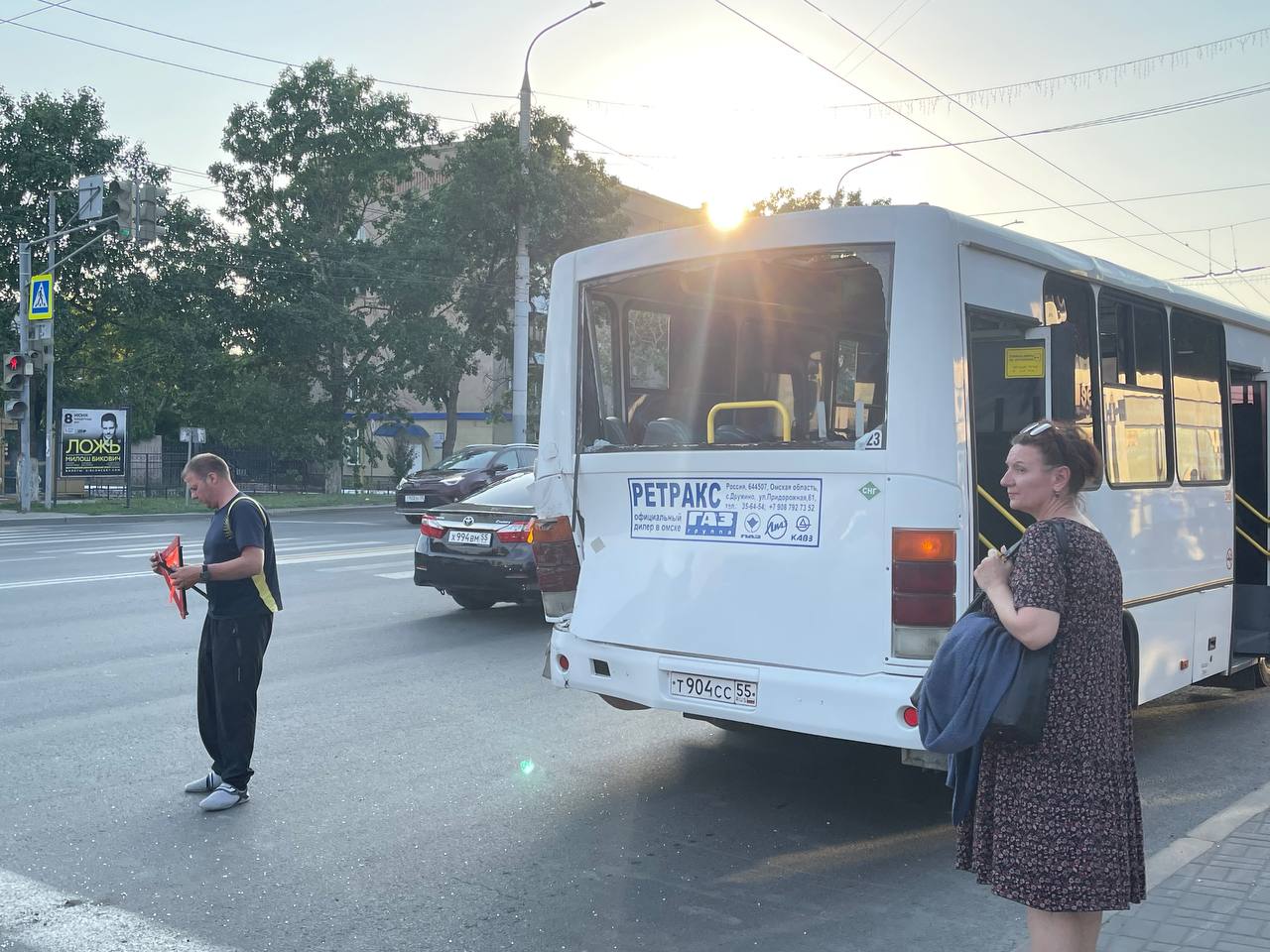 Остановки 64 автобуса нижний. Автобус. Пассажиры в автобусе. Женщина водитель автобуса. Остановка общественного транспорта с людьми.