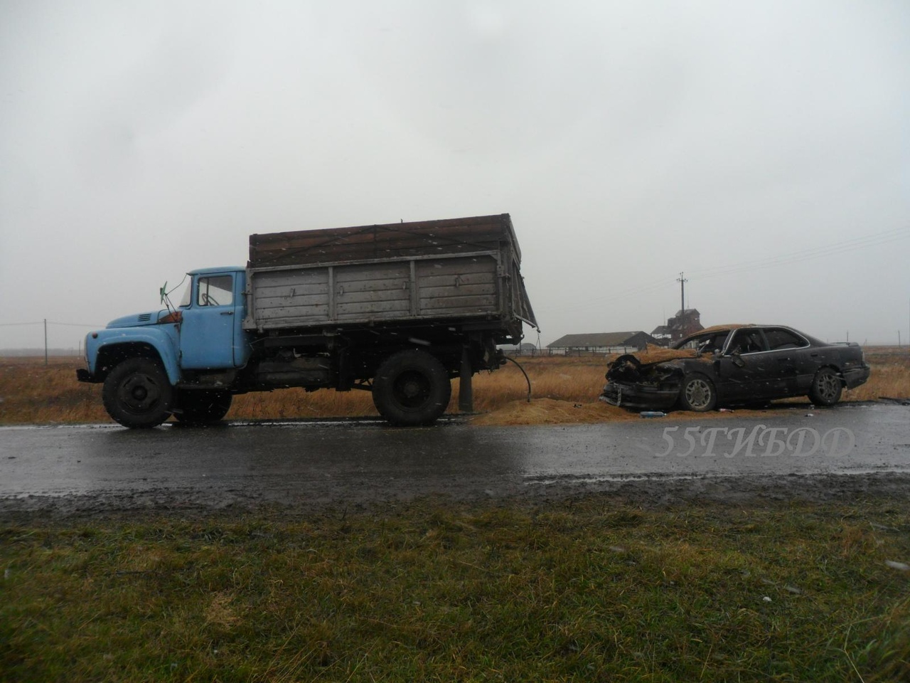 В Омской области въехавшую в грузовик легковушку засыпало зерном — СуперОмск