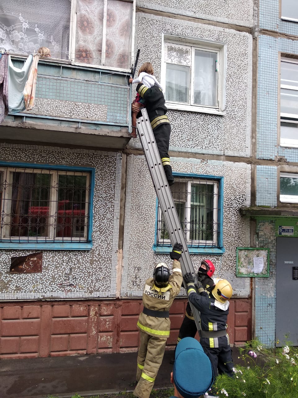 В Омске на балконе пятиэтажки повисла маленькая девочка В Омске на балконе пятиэтажки повисла маленькая девочка