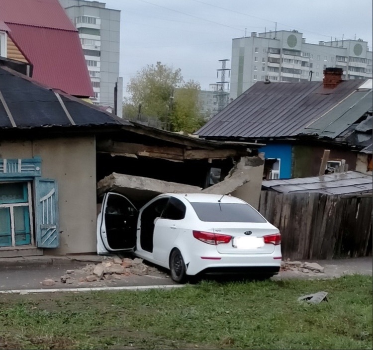 В центре Омска иномарка мощно протаранила жилой дом