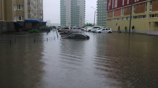 В Омске скрыло водой машины на Левобережье В Омске скрыло водой машины на Левобережье