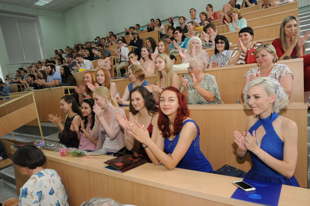 Государственный университет преподавателю. ОМГУ им Достоевского выпускники 2021. Исторический Факультет Омск ОМГУ Достоевского. ОМГУ Достоевского юридический Факультет выпуск 2006. ОМГУ им Достоевского выпускники 2006 года.