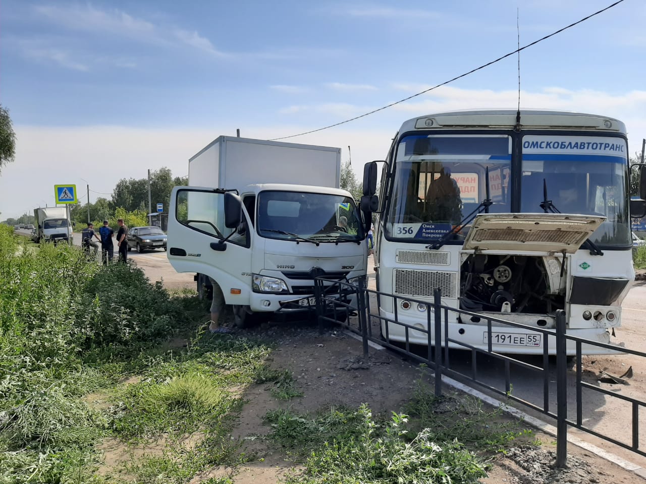 На окраине Омска водитель автобуса с пассажирами спровоцировал массовую  аварию — СуперОмск