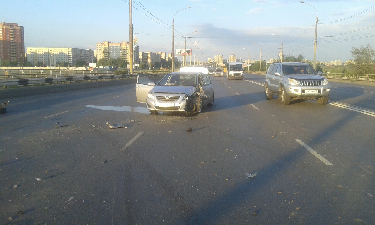 Новости омск сегодня свежие происшествия. Авария Омск мост ВЛКСМ. Авария на Магистральной Омск. Авария на мосту Омск сегодня. Авария в Омске на мосту 60 лет Победы.