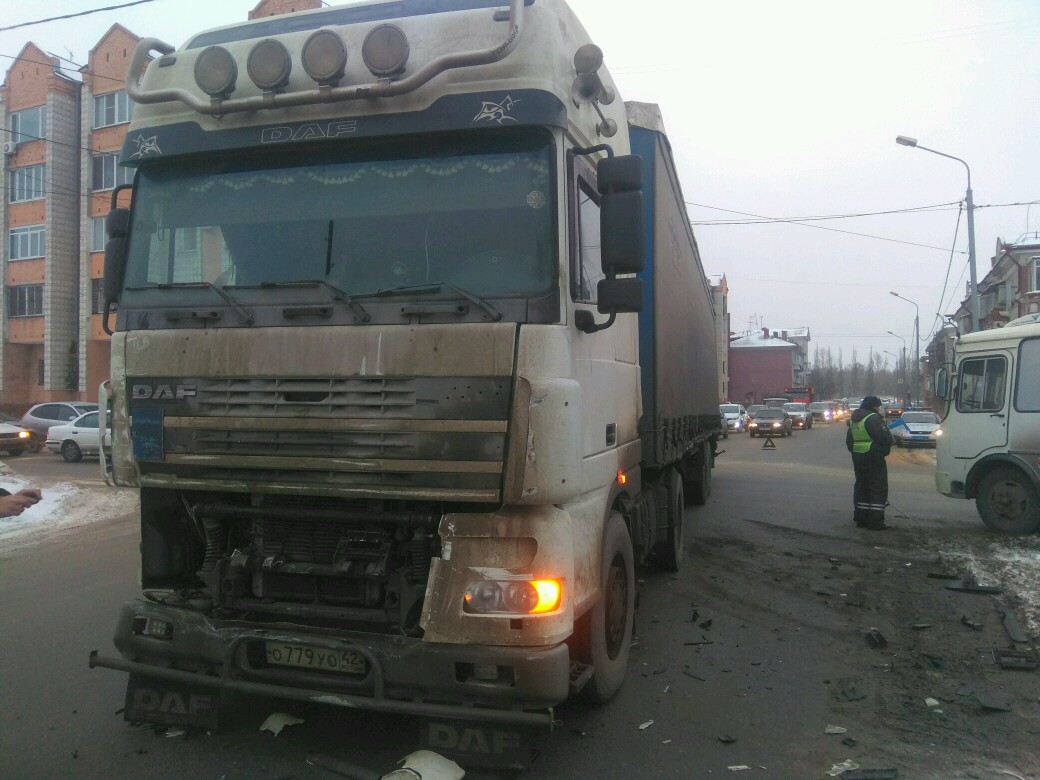 Полный пассажиров автобус столкнулся с грузовиком в Омске — СуперОмск