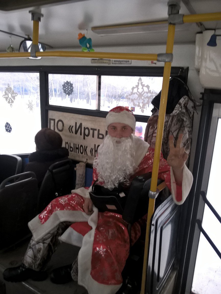 В Омске кондуктор переоделся в Деда Мороза ради пассажиров В Омске кондуктор переоделся в Деда Мороза ради пассажиров