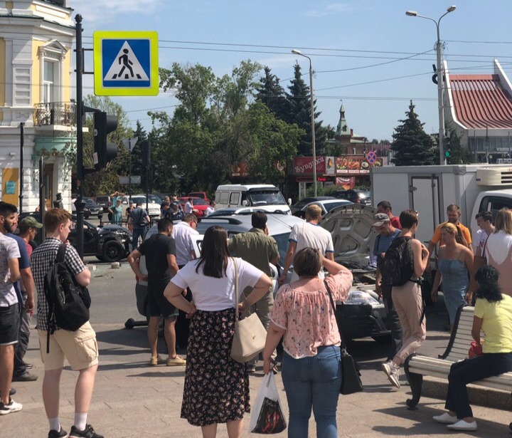 В массовом ДТП на улице Ленина в Омске зажало водителя одного из автомобилей В массовом ДТП на улице Ленина в Омске зажало водителя одного из автомобилей