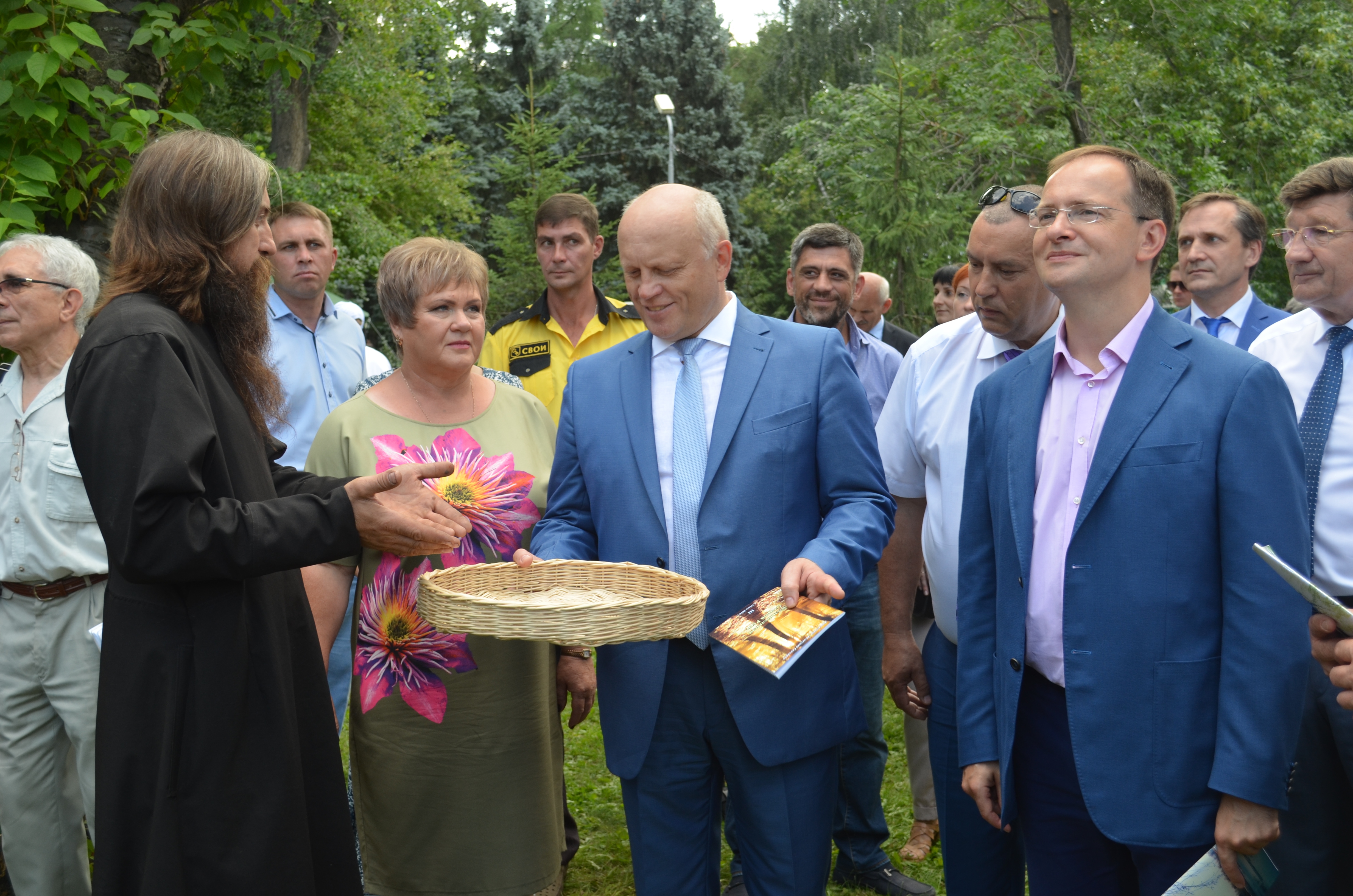 На омской выставке «Флора» мужчины-ВИПы скинули пиджаки, а чиновные дамы радовали яркими платьями