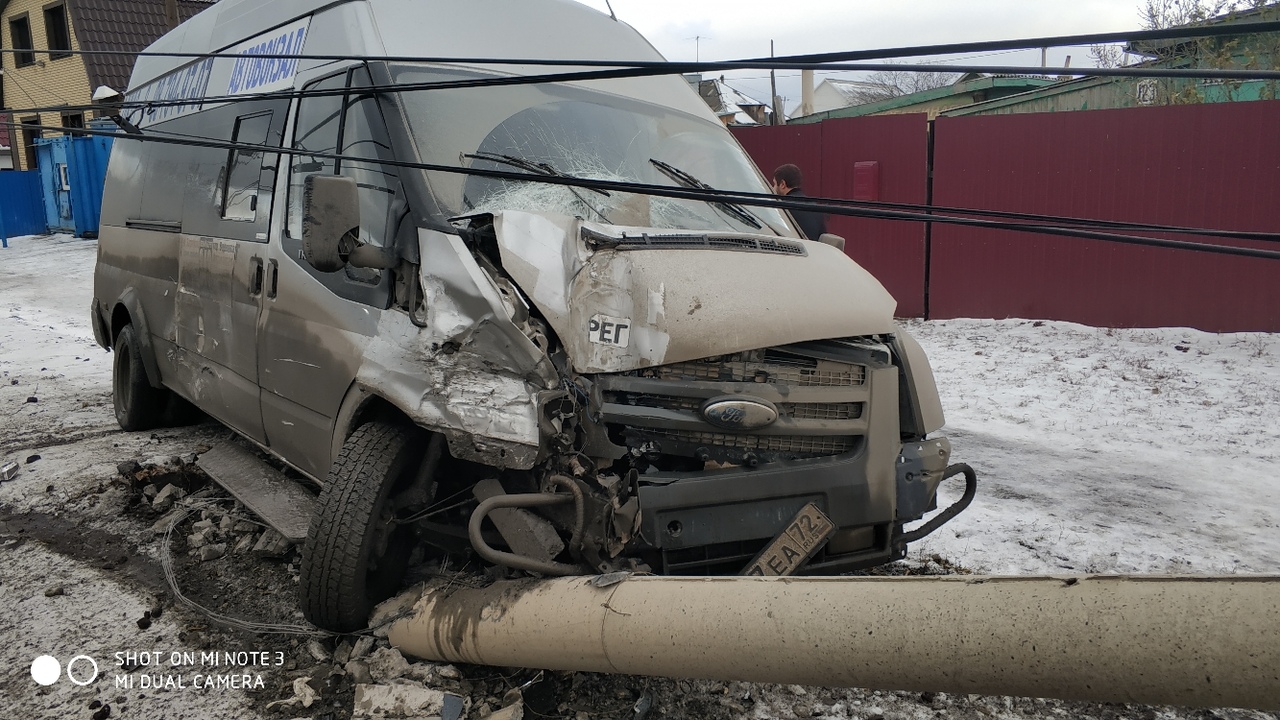 В Омске маршрутка свалила столб на легковушку — СуперОмск