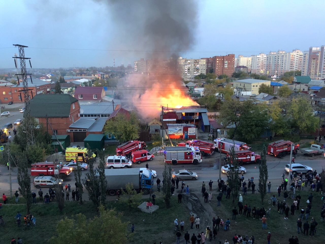 Сирена в омске сегодня. Пожар в Омске сейчас. Пожарные Омск. Сгорело здание в Омске.