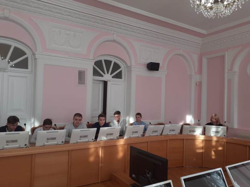 Инна Гомолко организовала для школьников экскурсию в Омский городской Совет Инна Гомолко организовала для школьников экскурсию в Омский городской Совет