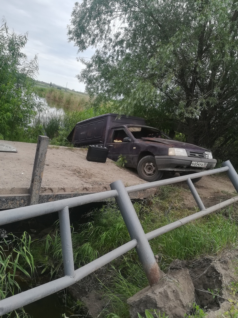 В Омске угнанную машину нашли разбитой и повисшей над озером – ФОТО В Омске угнанную машину нашли разбитой и повисшей над озером – ФОТО