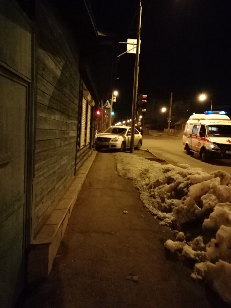 На Орджоникидзе в Омске иномарка после мощного удара влетела в жилой дом – подробности На Орджоникидзе в Омске иномарка после мощного удара влетела в жилой дом – подробности
