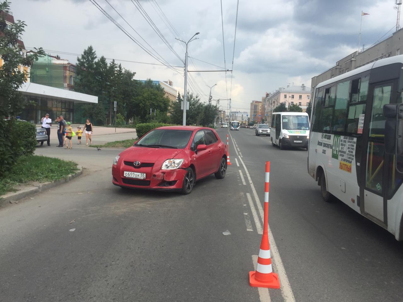 От удара иномарка вылетела на тротуар и снесла женщину в центре Омска От удара иномарка вылетела на тротуар и снесла женщину в центре Омска