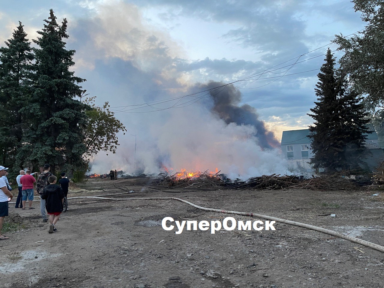 Стала известна причина мощного пожара в Амурском поселке Омска —СуперОмск