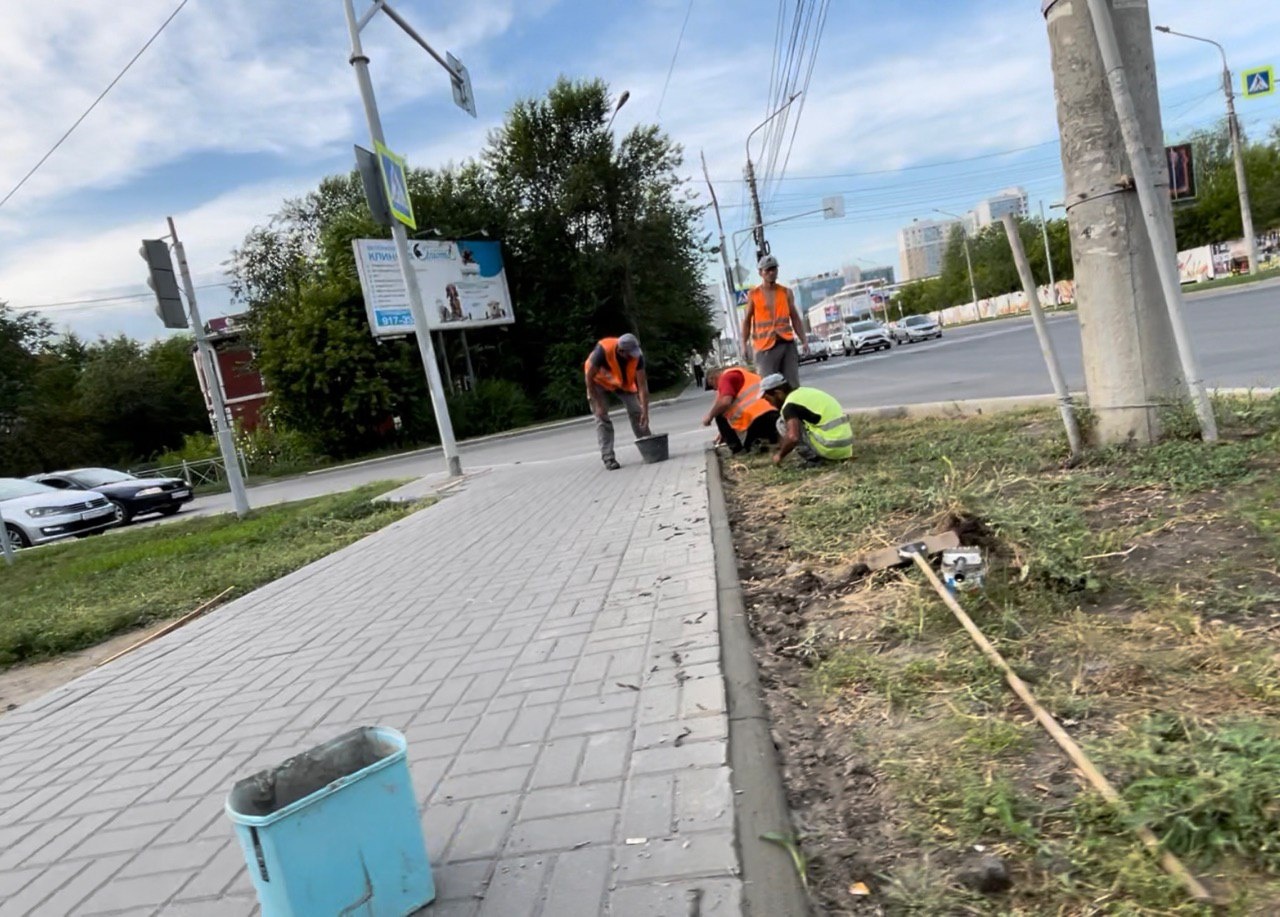 Рассыпчатые» бордюры на улице Жукова в Омске замазали цементом | 27.07.2022  | Омск - БезФормата