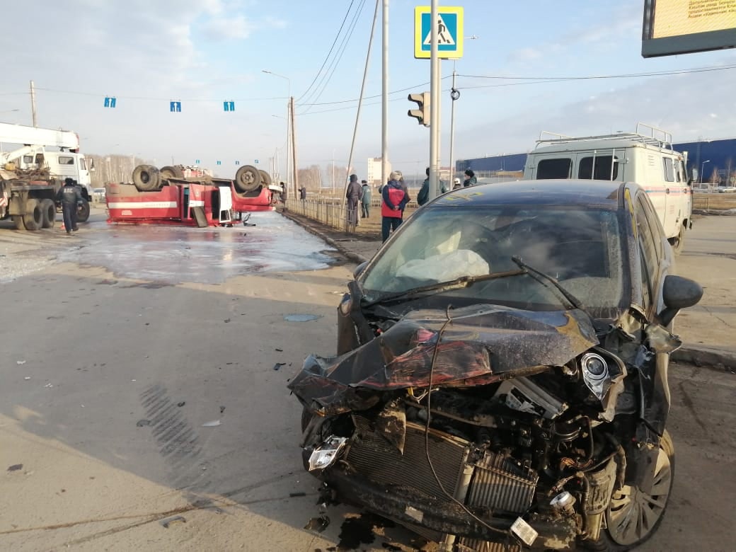 Новости омска сегодня свежие происшествия. ДТП столкновение авто в Омске. Омск авария с пожарной машиной.