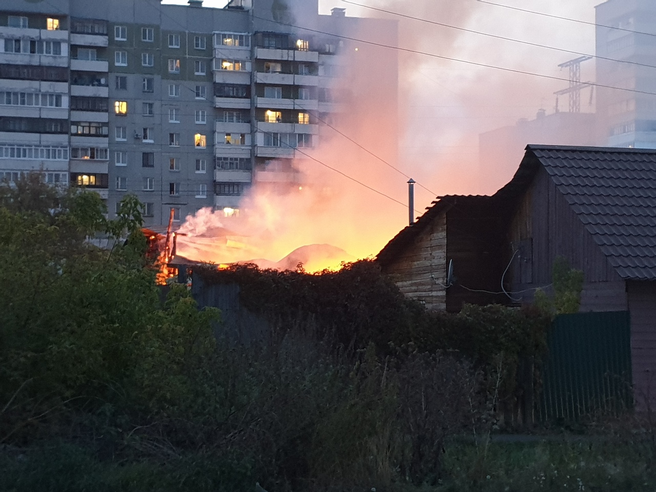 Омские спасатели на площади в 300 квадратных метров тушат крупный пожар в  СТО — СуперОмск