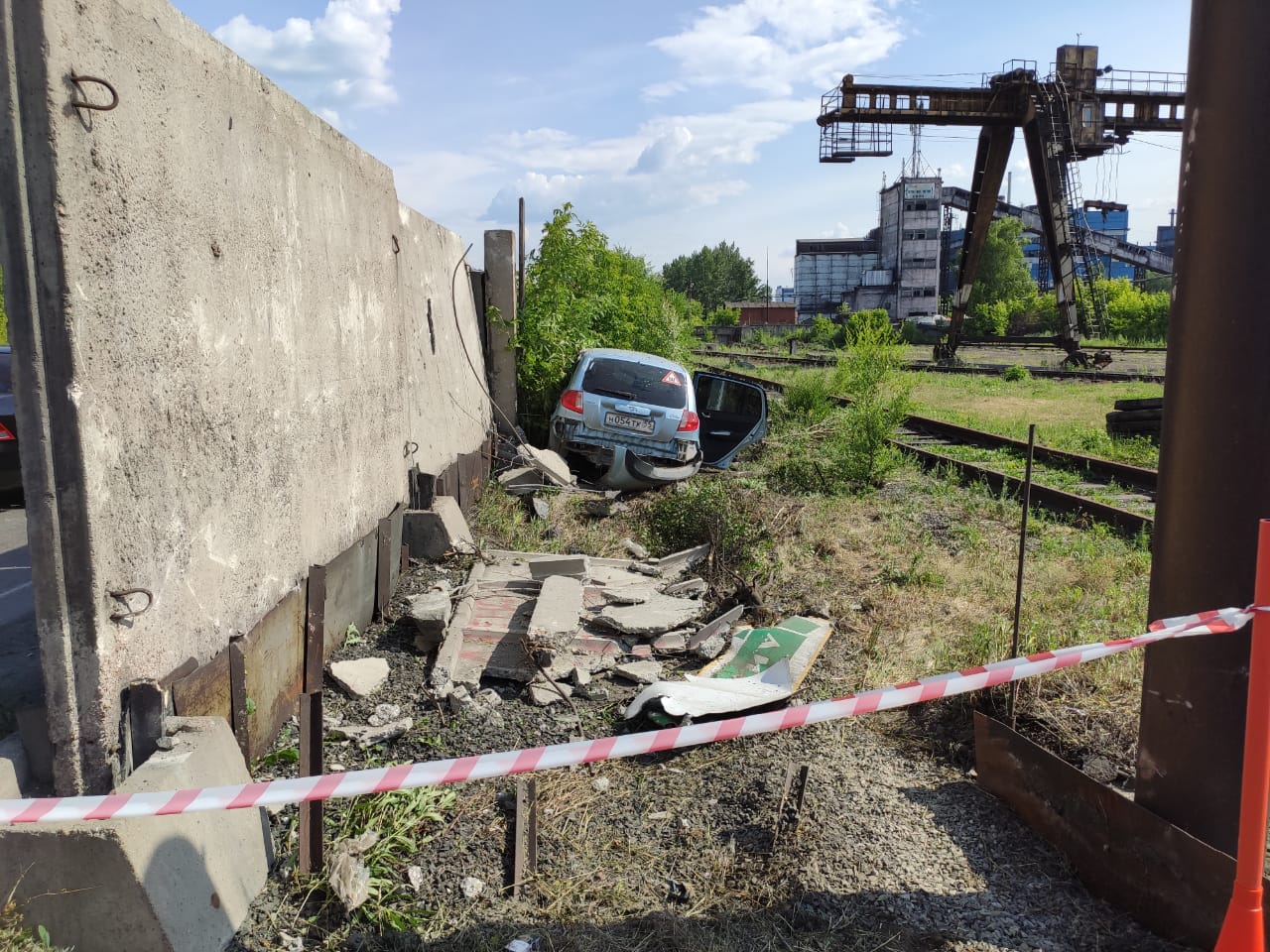 Омичка жестко расхлестала свою иномарку о бетонную стену в промзоне —  СуперОмск