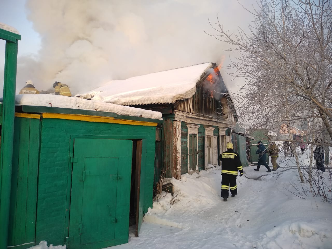 В Омске более 30 спасателей тушат полыхающий частный дом на Осоавиахимовской