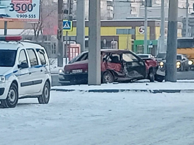 В Омске пассажирский ПАЗ столкнулся с «девяткой» В Омске пассажирский ПАЗ столкнулся с «девяткой»