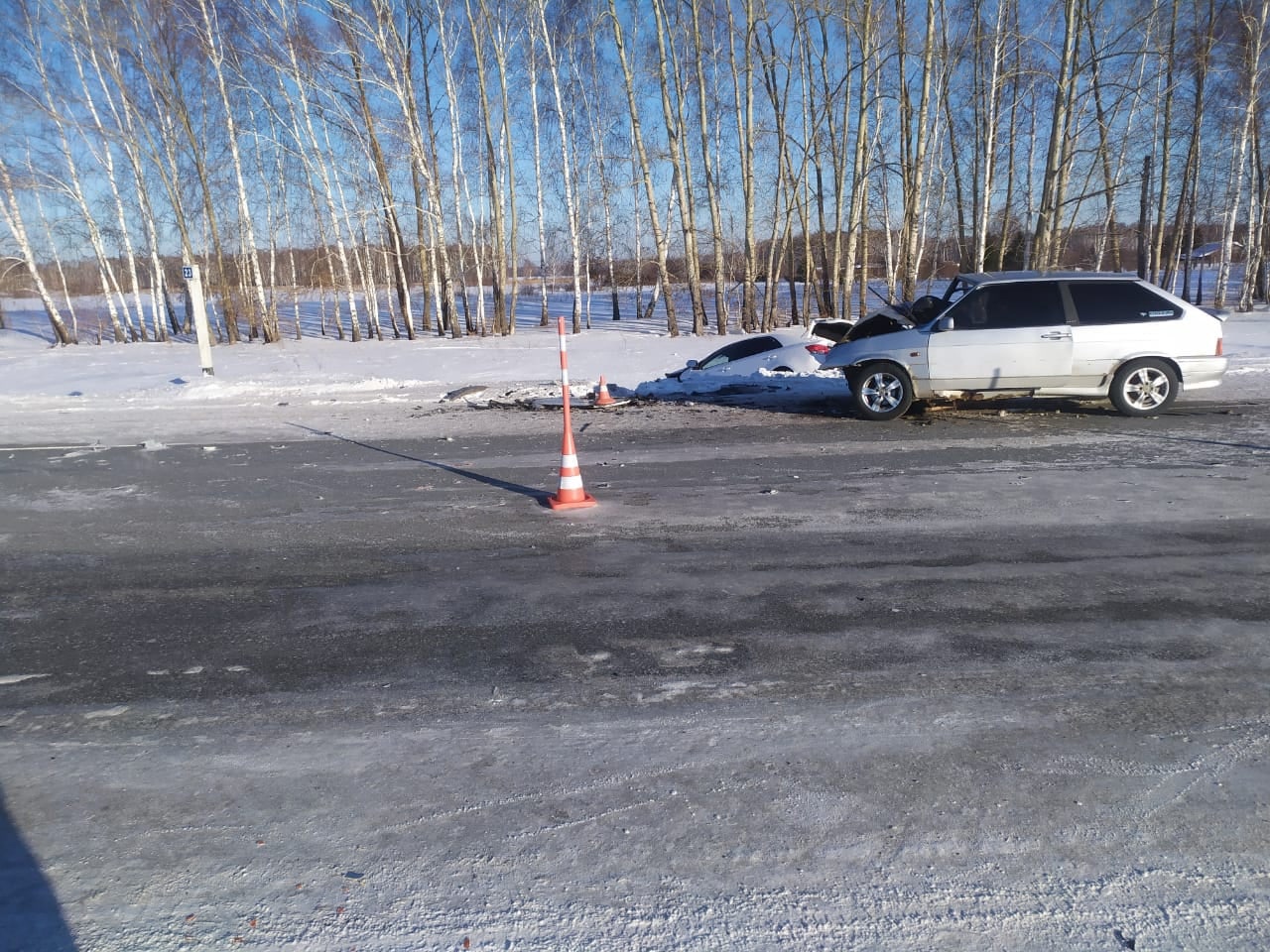 В жесткой аварии легковушку скинуло с дороги в Омской области — СуперОмск