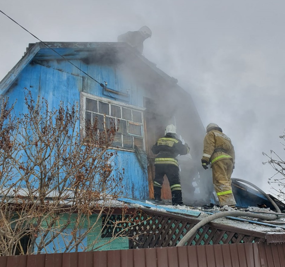 В Омске почти сорок пожарных тушат вспыхнувший дом В Омске почти сорок пожарных тушат вспыхнувший дом