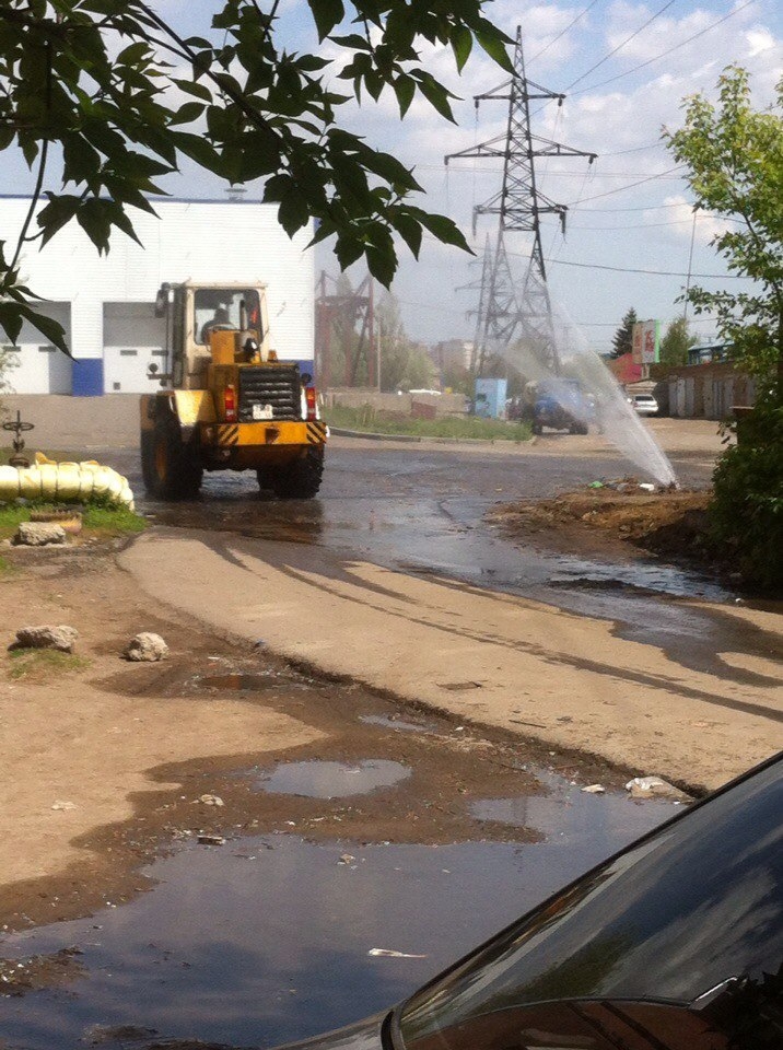 В фонтане из прорванной трубы в Омске помыли трактор В фонтане из прорванной трубы в Омске помыли трактор