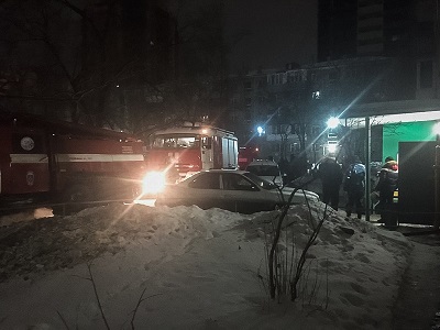 В Омске ночью из горящей многоэтажки вынесли жильцов без сознания - фото