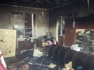 В Омске ночью из горящей многоэтажки вынесли жильцов без сознания - фото