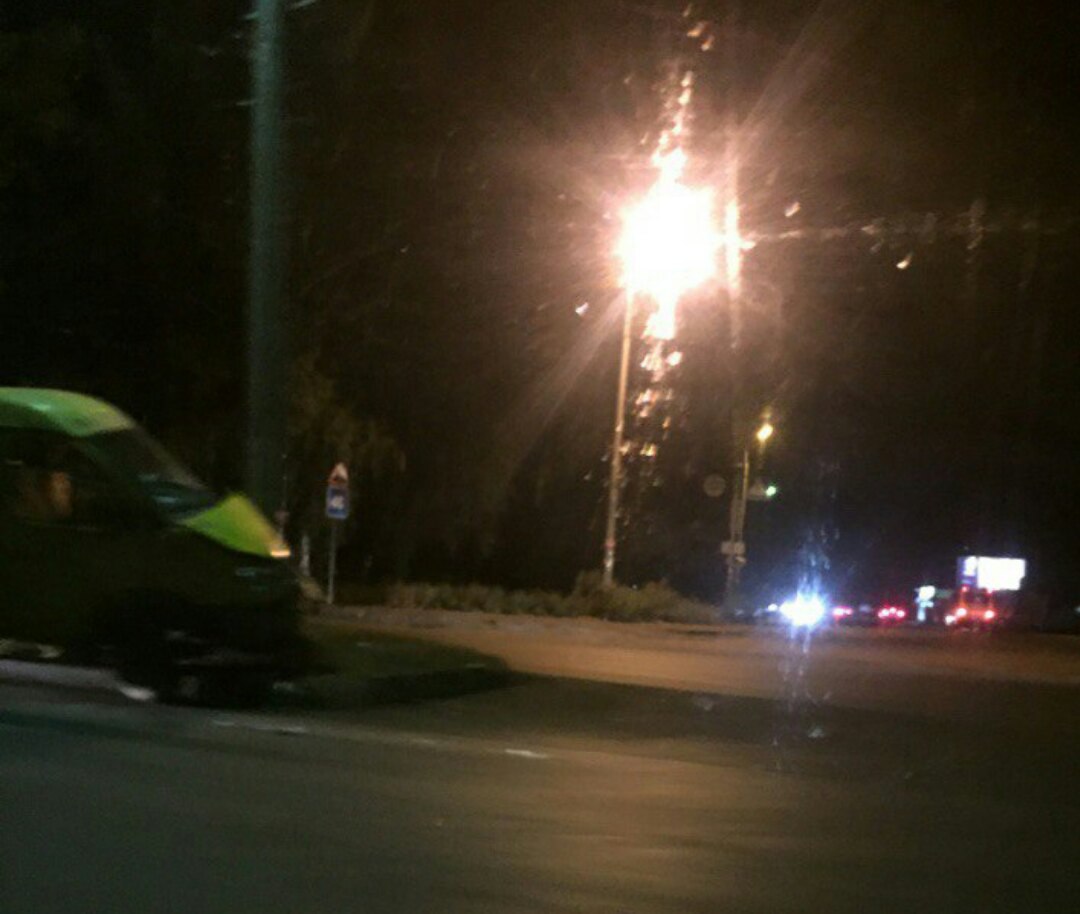В Омске маршрутка с пассажирами влетела в столб В Омске маршрутка с пассажирами влетела в столб