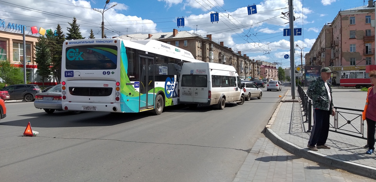 В Омске водители маршрутки и автобуса устроили аварию, пробку и разборки —  СуперОмск