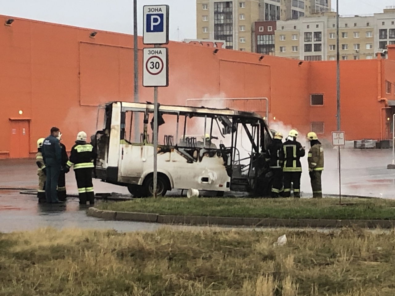 Возле руин «Арены Омск» рано утром сгорела маршрутка — СуперОмск