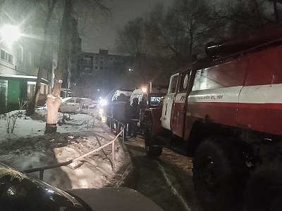 В Омске ночью из горящей многоэтажки вынесли жильцов без сознания - фото