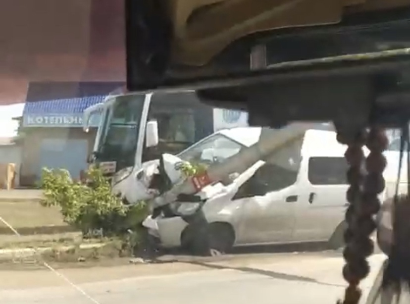 В Центральном округе автомобиль победил столб линии электропередач В Центральном округе автомобиль победил столб линии электропередач