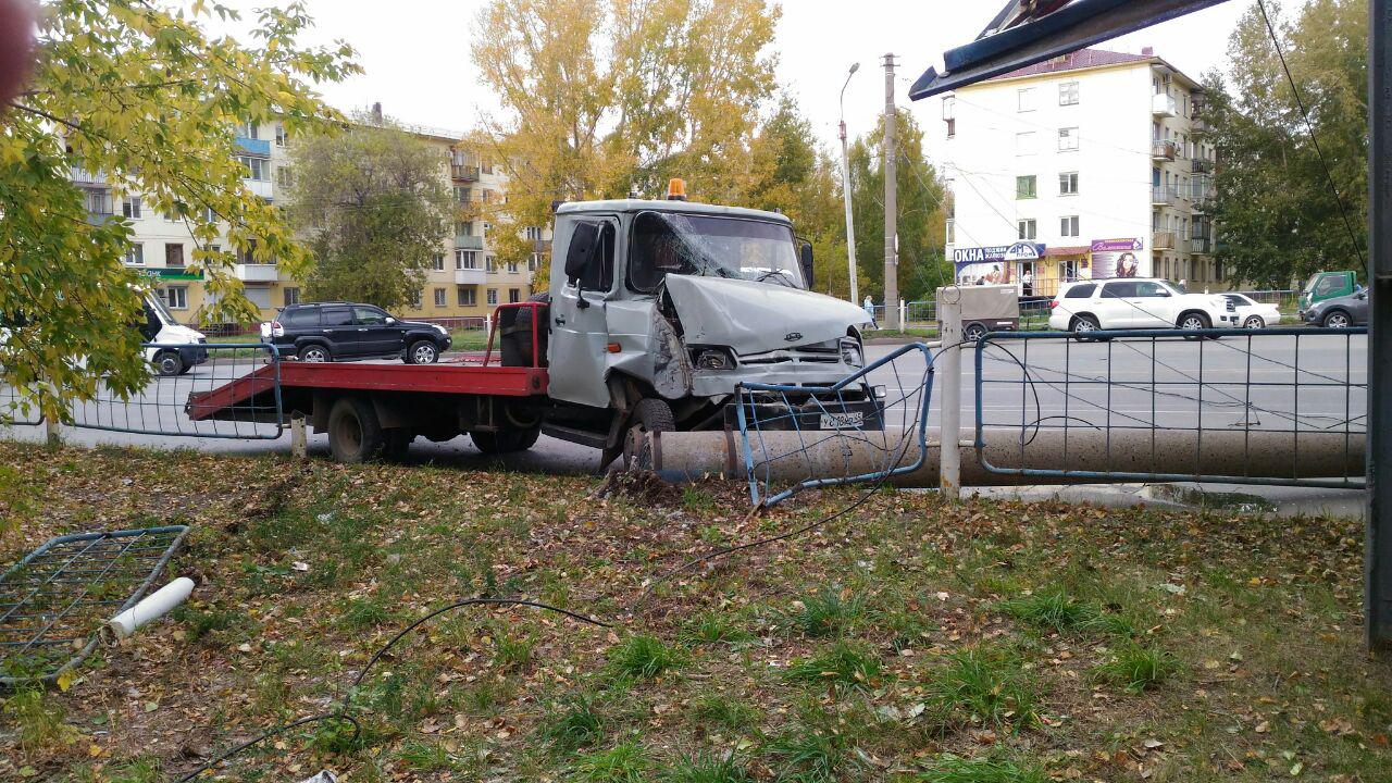 Водитель омск. Водитель ЗИЛА. Типичный водитель ЗИЛ. У газона отказали тормоза. ЗИЛ Слава водителям.