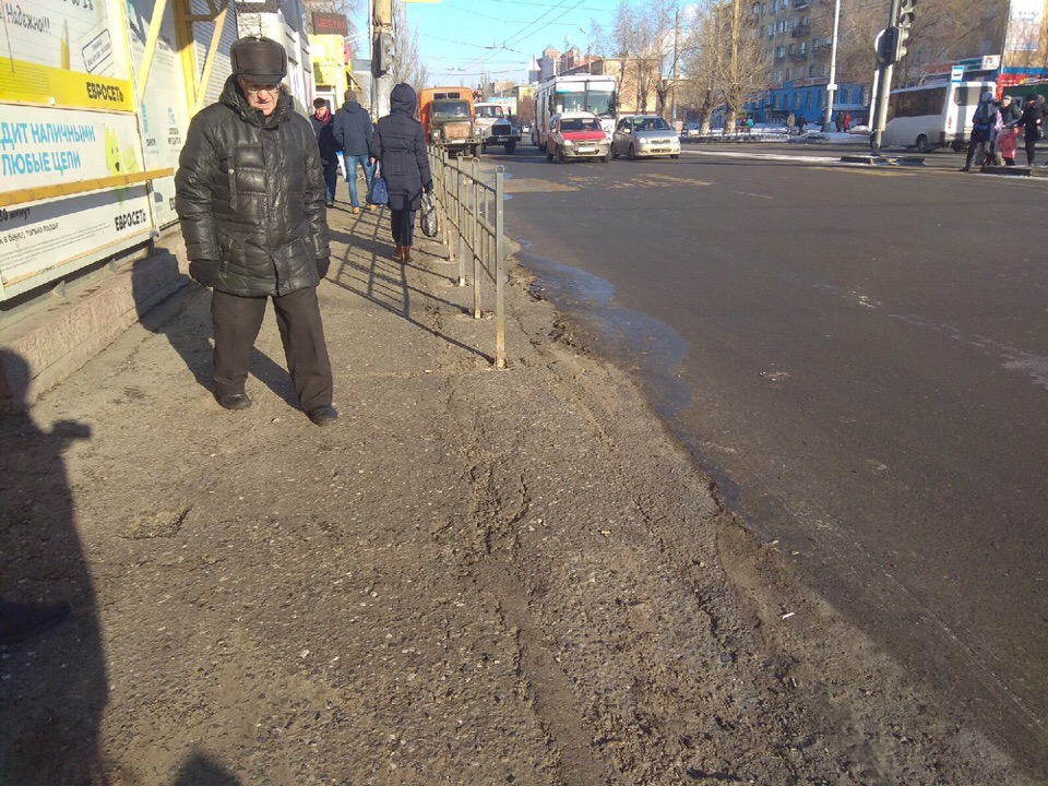 Улицу в омских Нефтяниках заволокло паром Улицу в омских Нефтяниках заволокло паром