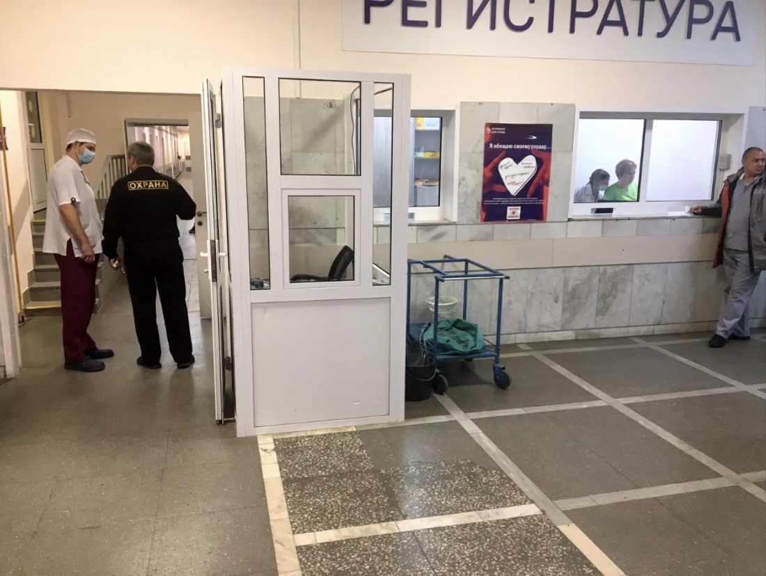 Омич разволновался и разгромил приемное отделение больницы | 14.10.2021 |  Омск - БезФормата