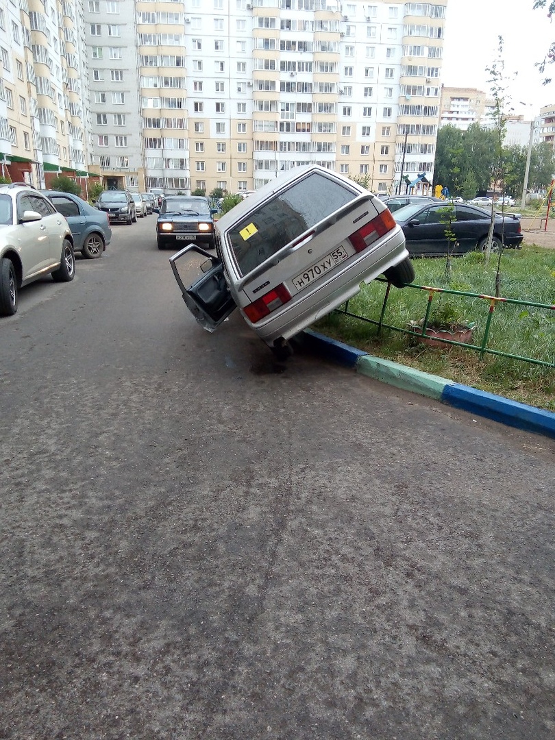 Пожилая омичка «припарковала» свой автомобиль на заборе — СуперОмск