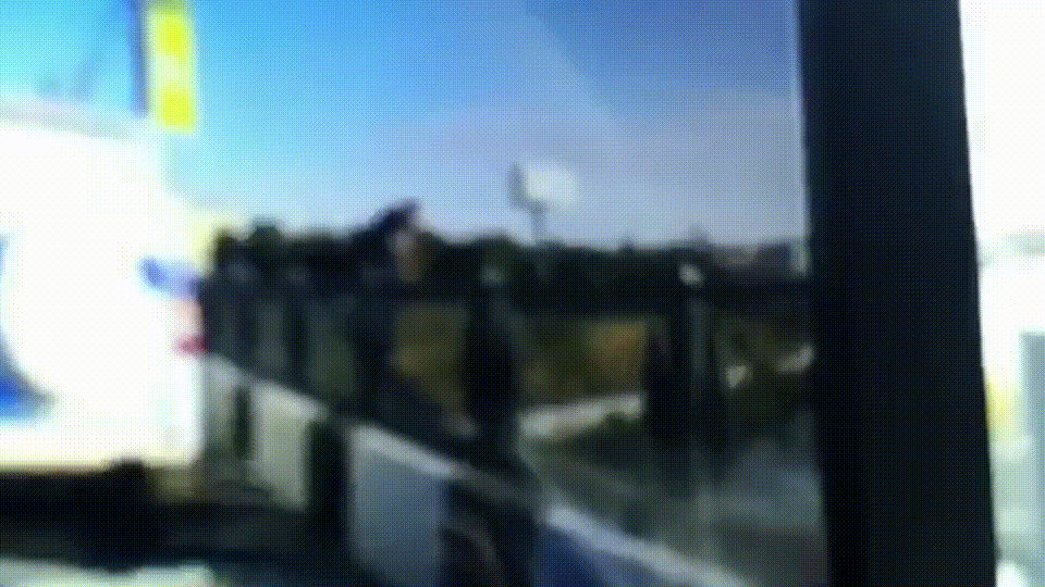 Молодой омич бросился в Омь с Комсомольского моста - видео Молодой омич бросился в Омь с Комсомольского моста - видео