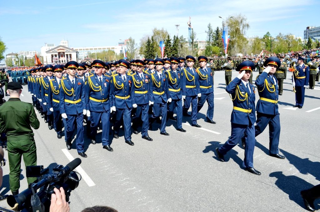 Парад победы в омске фото