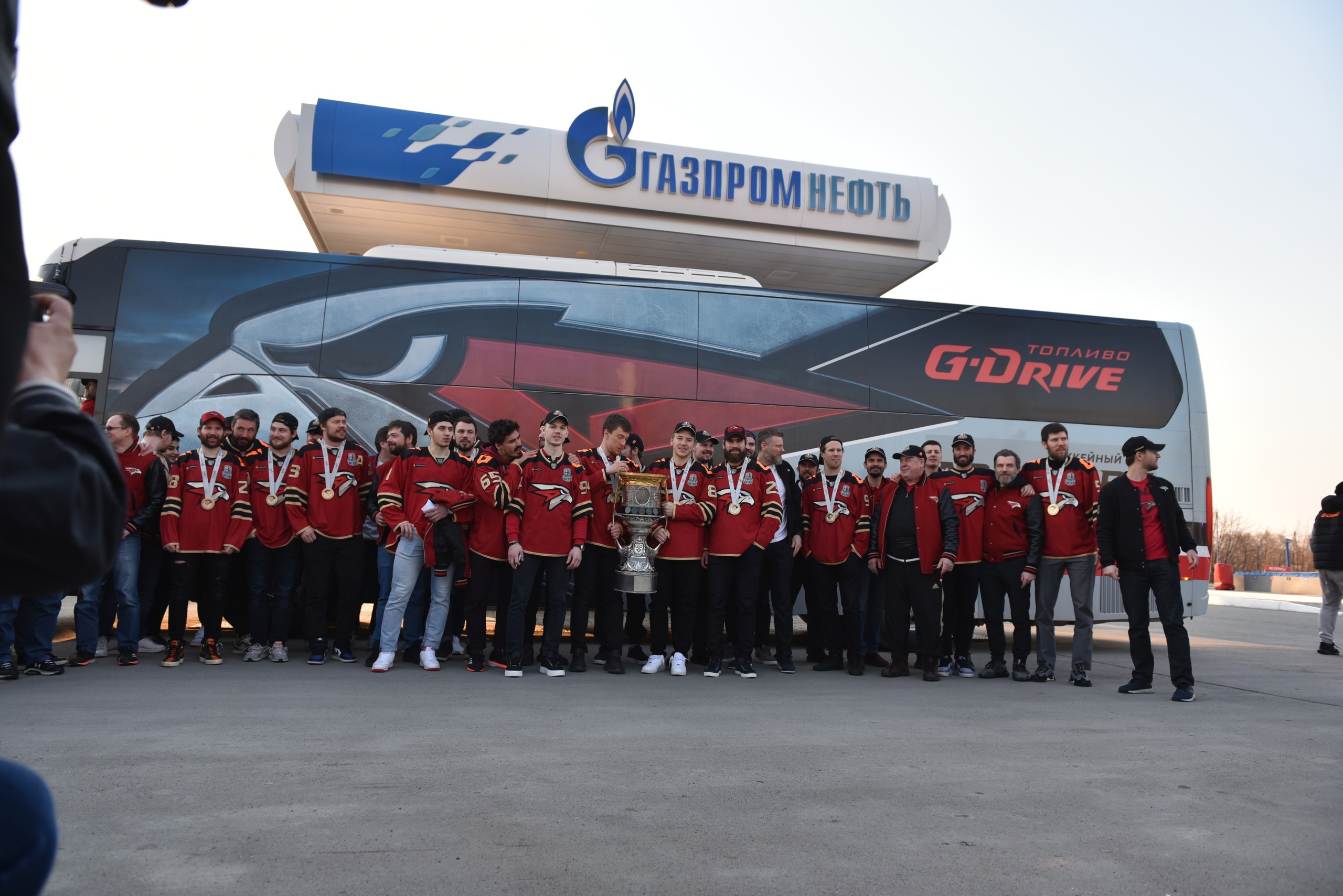 Новости из стана авангарда омск сайт фанатов. Авангард Омск Омск Кубок. Кубок Гагарина в Омске. Кубок Гагарина 2021. Болельщики Авангард Арена.