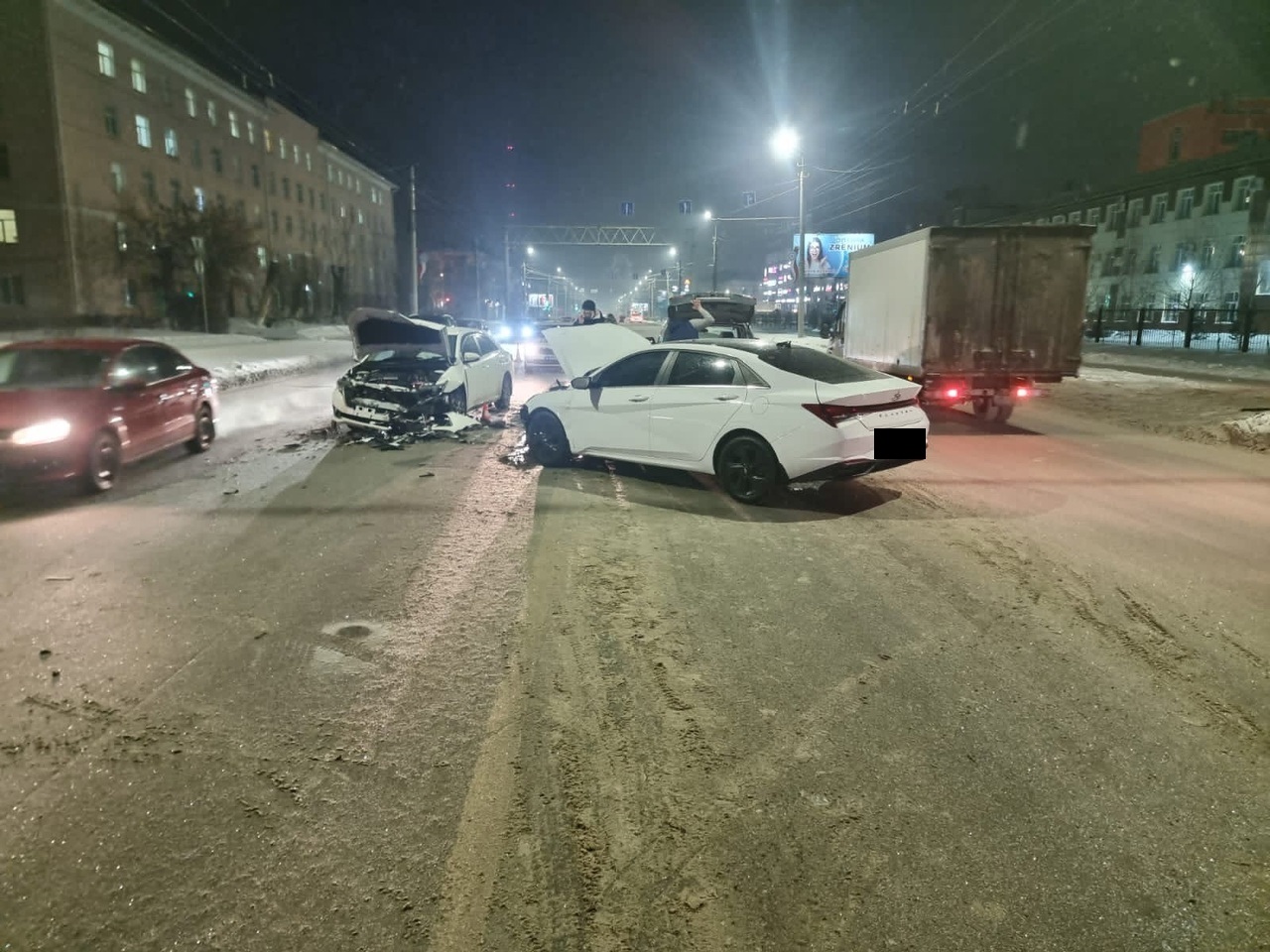 В Омске автомобили разбились в тройном ДТП на проспекте Мира с двумя  пострадавшими — СуперОмск