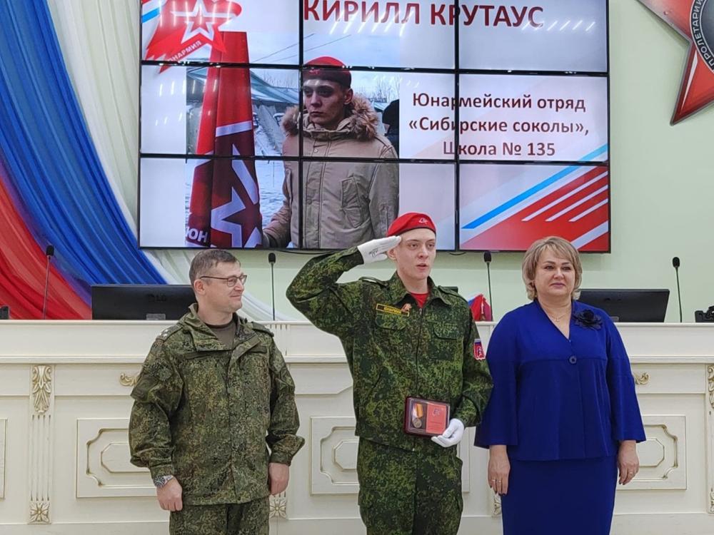 Военнослужащие вручили омским школьникам медали Военнослужащие вручили омским школьникам медали