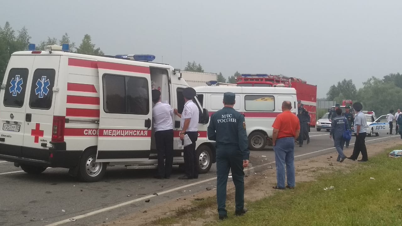 Первые кадры с ДТП на трассе Омск – Новосибирск, где пострадали 14 человек,  в том числе 7 детей — СуперОмск