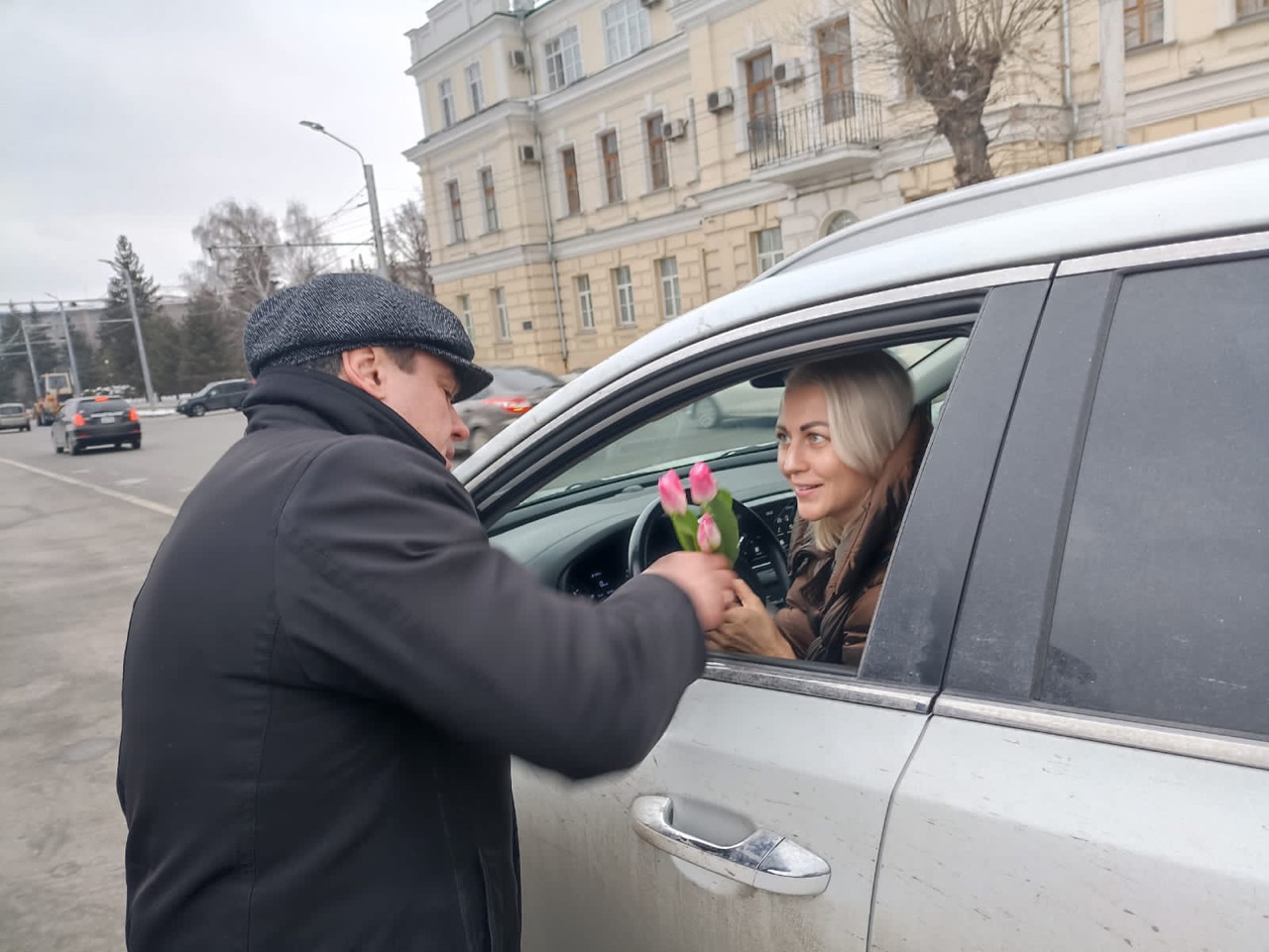 Сотрудники Госавтоинспекции и Юрий Козловский поздравили автолюбительниц с  Международным женским днем — СуперОмск