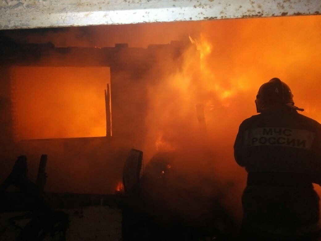 Под Омском ночью случился мощный пожар Под Омском ночью случился мощный пожар